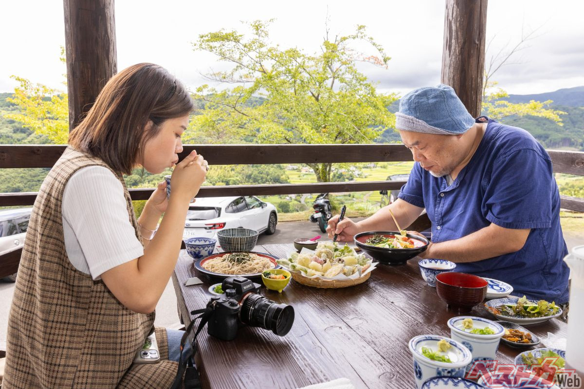 『手打そば　やまびこ』具材の種類や味の感想などをメモしながらの食事で、取材はもちろん仕事での食事では会話は少なめなことも多い