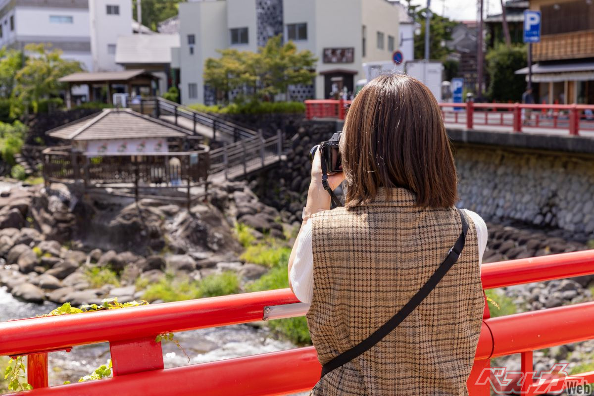 足湯に浸かったあと、すりおろしたてのワサビが添えられたソフトクリームを堪能。その後カメラを構える米川さん