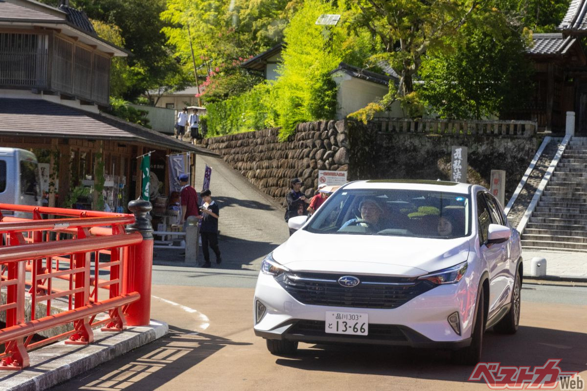 視界が広いうえ、加速・減速、ハンドリングが思いと同様に作動し、狭い街中でも軽快に運転できる レヴォーグ レイバック(S:HEV)