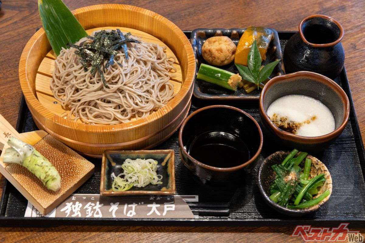 『独鈷そば大戸』「独鈷ざるそば」(1470円)。やや柔らかめの蕎麦はツユとの絡みが抜群。伊豆名産のワサビをしっかり絡めていただきたい