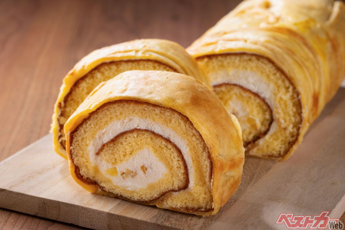『冨久家エマーユ 本店』で、「イタリアンロール」（1690円〈24cm〉）を購入。予約販売でその日生産したものの大半が売れてしまうので、予約がおすすめ。中に小さくカットした栗の甘露煮を加えたクリームをふんわりしたスポンジで包み、さらにシュー生地で巻いたロールケーキ。クリームの甘さ、スポンジの軽快さ、シュー生地の歯応え…３つの味わい、食感が絶妙に絡む。品切れ必至の人気メニューというのも納得だ
