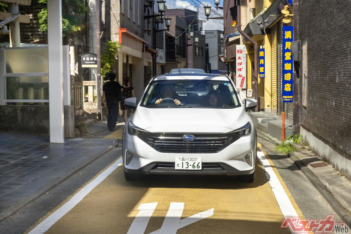 狭い街中でも軽快に運転できるレヴォーグ レイバック(S:HEV)