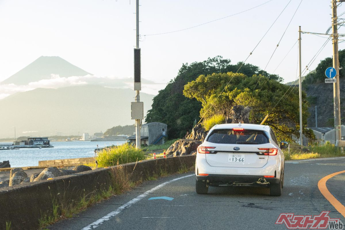 海岸線を走っていると、前方に富士山が見えた!