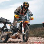 KTM新型アドベンチャー「690 RALLY」2026年10月発売！ 20Lタンク&161.5kgの軽量さで“640 ADVENTURE”の系譜を継ぐ