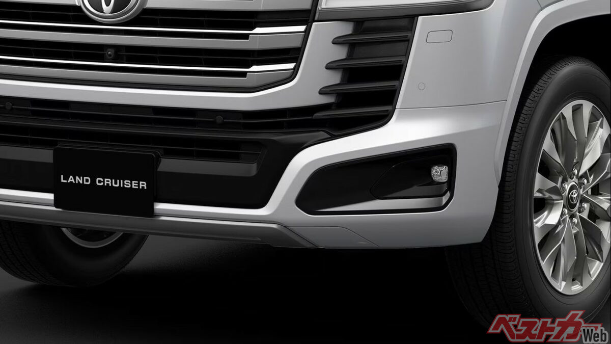 ディーゼル車と差別化が図られたハイブリッドZXのメッキ加飾付きのシルバー塗装グリルとエアロタイプのバンパー