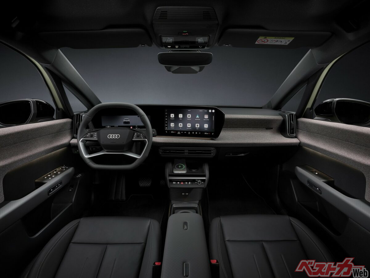 A2 e-tronの運転席。11.9インチのアウディバーチャルコックピットプラスと曲面デザインの12.8インチMMIタッチディスプレイを組み合わせたMMIパノラマディスプレイを標準装備