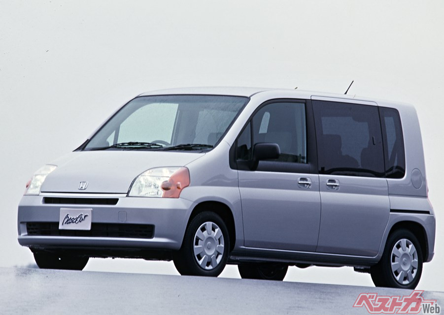 2001年登場初代モビリオ。名前の由来は「mobility(移動体)」、「mobile(移動しやすい)」からの造語。携帯電話が普及する「モバイル時代」にふさわしい1台だった