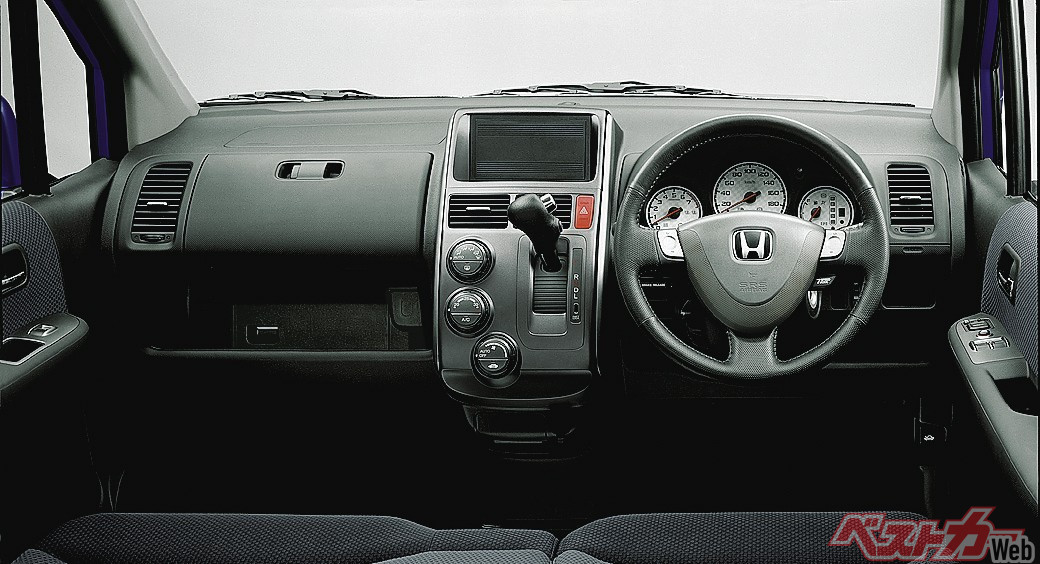 モビリオスパイク前期型の運転席。ステアシフトはなんとステアリングに。7速マニュアルシフトモードを使用することができた