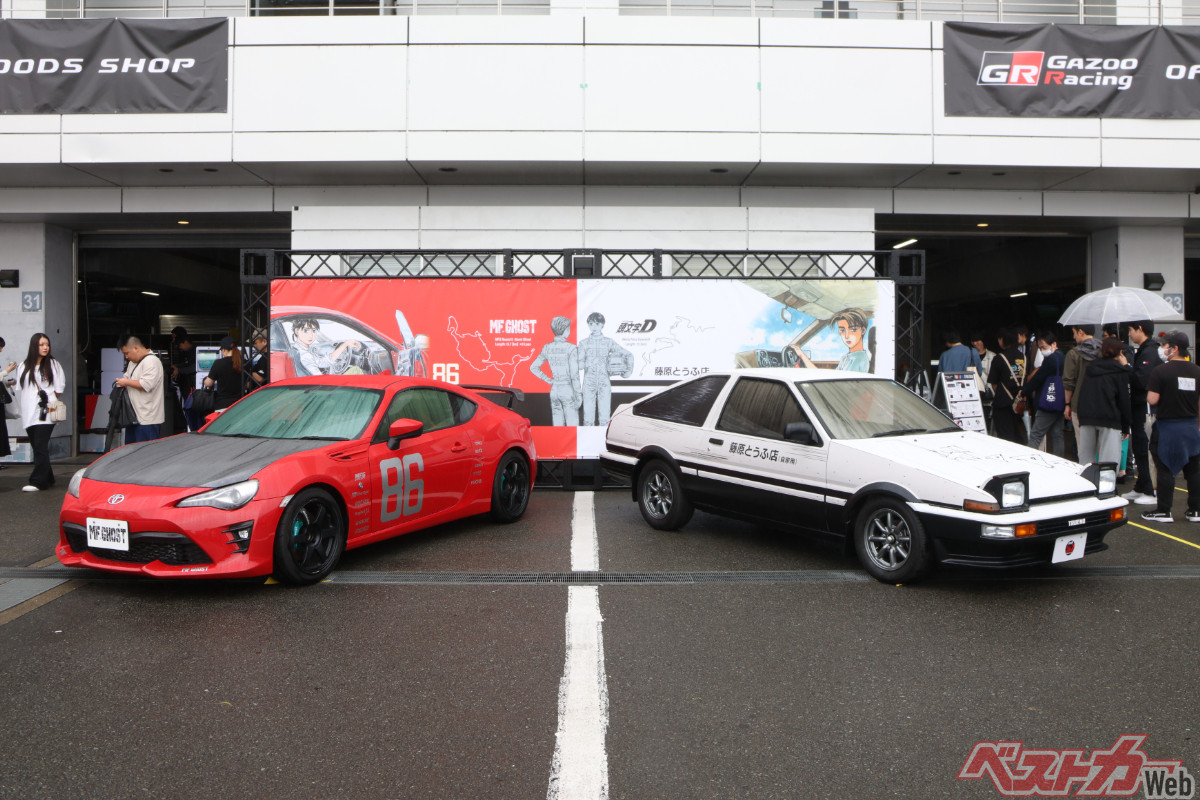 『頭文字D』仕様のハチロクと『MFゴースト』仕様の86、巨大パネルの前で展示