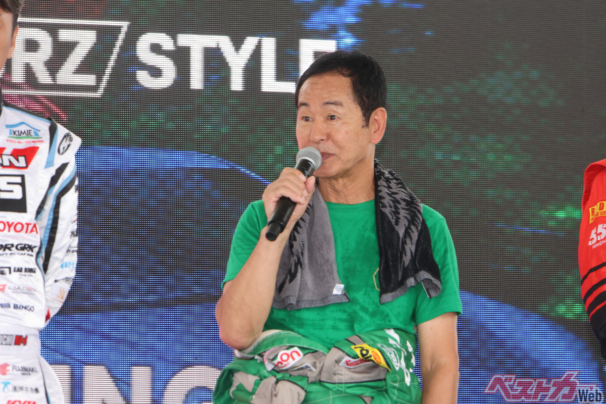 ステージではやっぱりこの人が大人気。我らがドリキン・土屋圭市さん