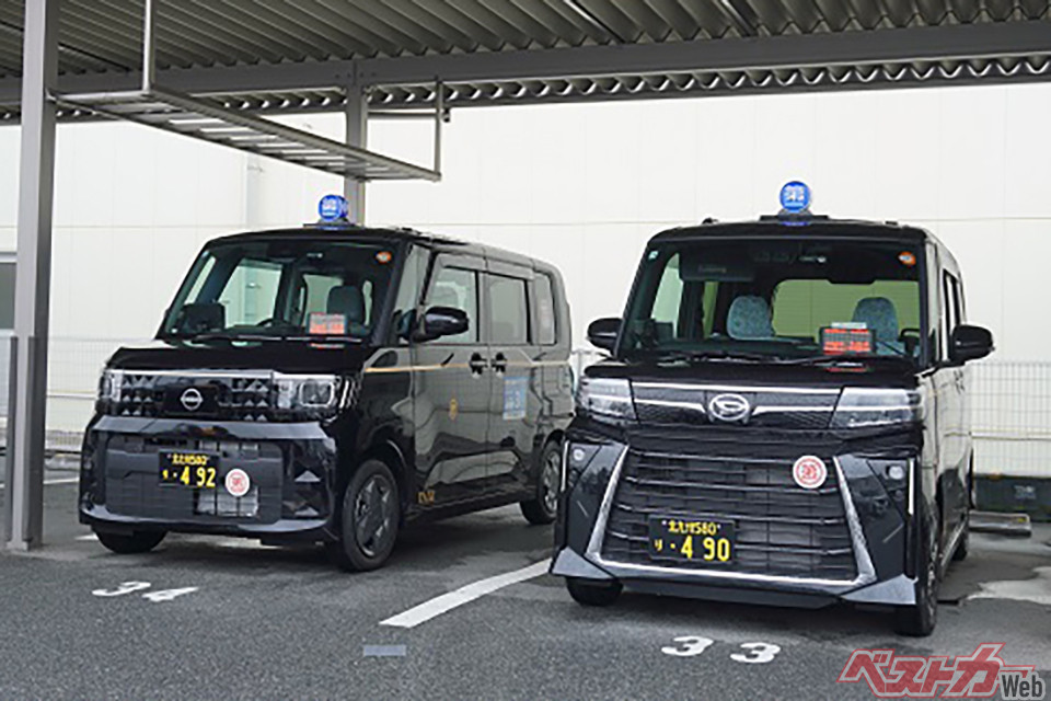2026年6月に北九州市の第一交通産業グループが導入した軽タクシーのダイハツ タントと日産 ルークス（同社発表資料より）
