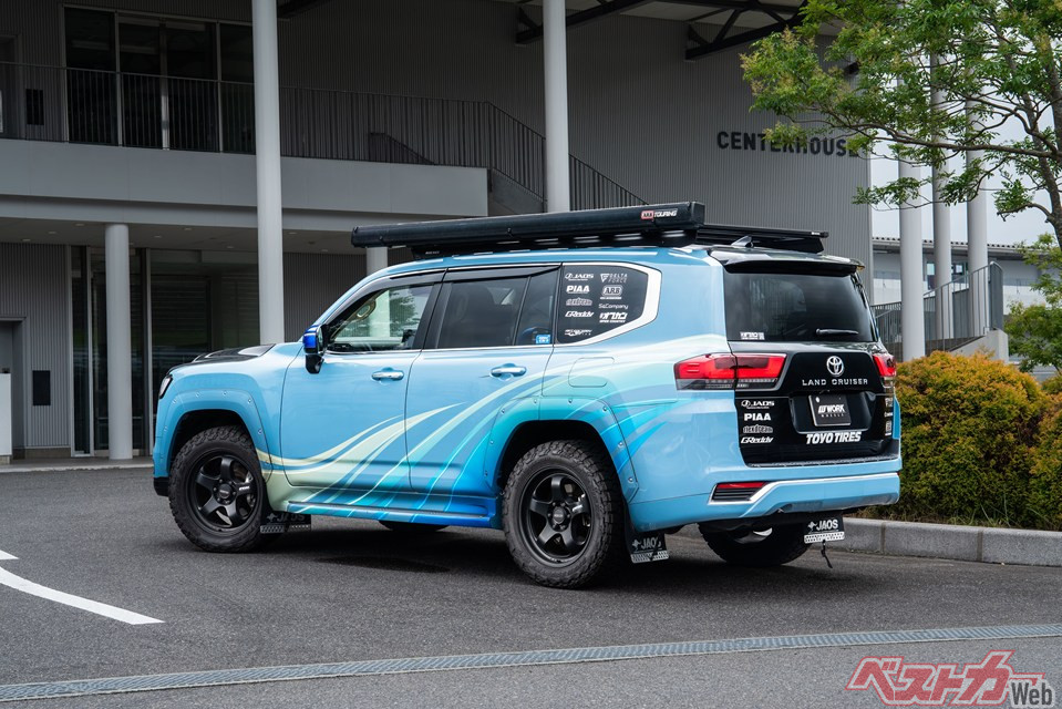 タフさがより際立つようにカスタムされたランクル300に「マイスターS1 1ピース SUV」を履かせた姿。シンプルゆえに程よい調和が生まれている