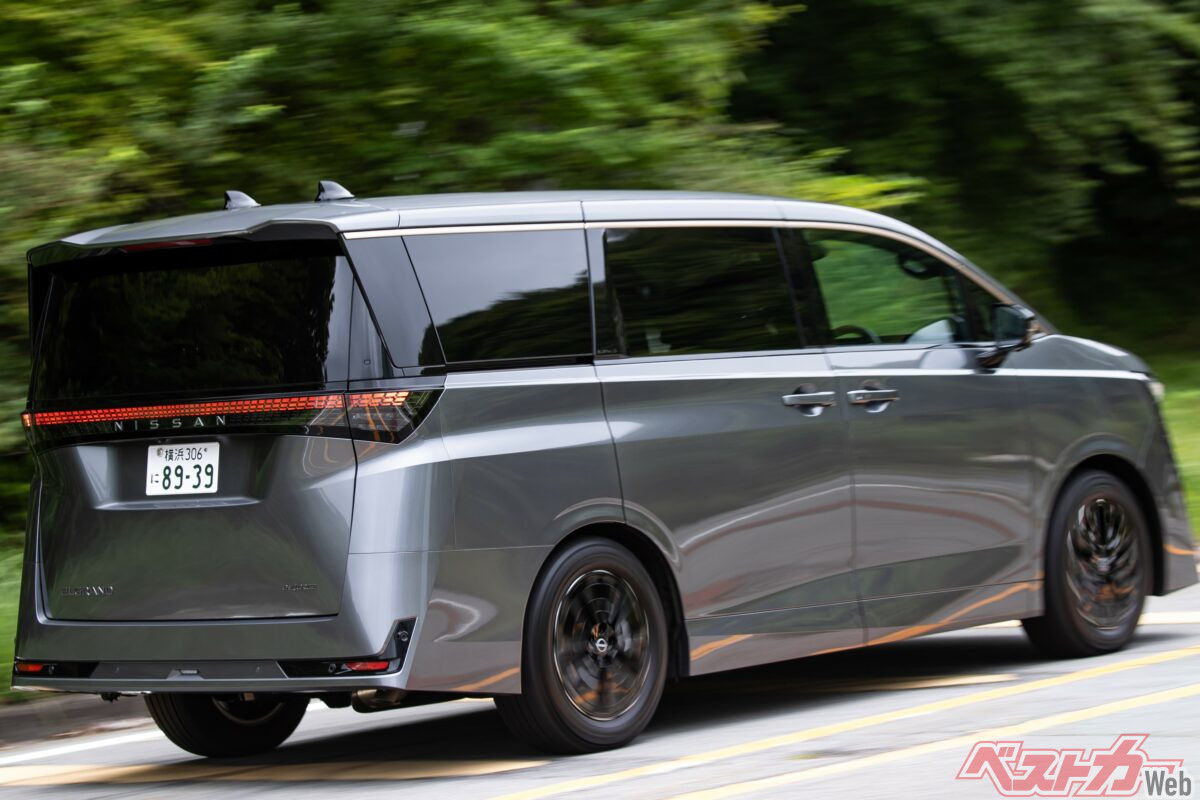 納車後に初めて気づいた新機能が便利すぎる!!　新型エルグランドのラゲッジ周りをオーナー目線で本音評価！
