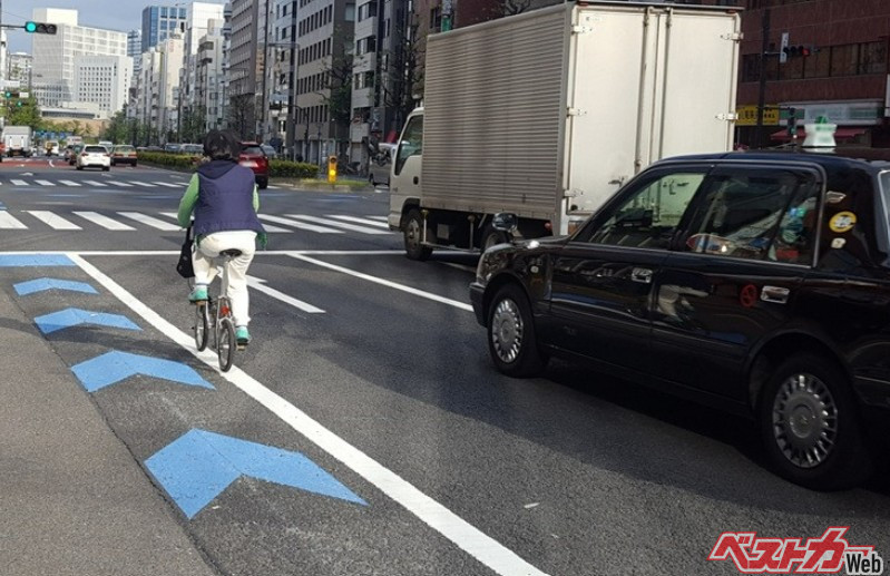 自転車は左側に走ることと明言しているが実際はこのように傍若無人ぶり（写真AC）