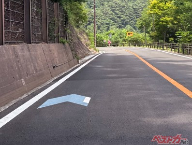 そもそも黄色いセンターラインは危険だから追い越し禁止ではなかったはずじゃ？（写真AC）