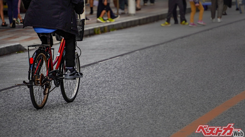 自転車通行帯もないところを走行する自転車の右側は黄色いセンターライン。これを白く塗りなおすのはどうなのか？