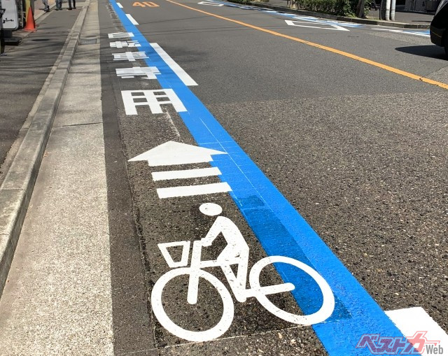 この道路のように自転車通行帯の幅も確保され、クルマの走行車線もなんとか1台分ありそうだが……