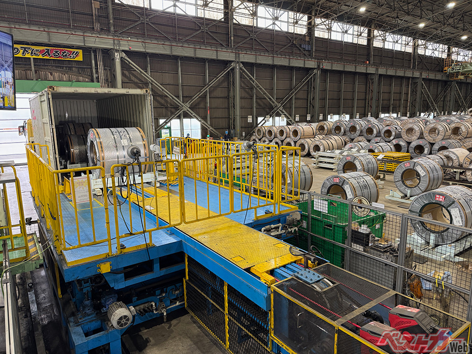 名古屋港臨海工業地帯の埠頭に面した工場には、各地の製鉄所から鋼板ロールが運ばれてくる。その種類2万アイテム。鋼板12.6万トン、条鋼3万トン、線材1万トンが在庫されている