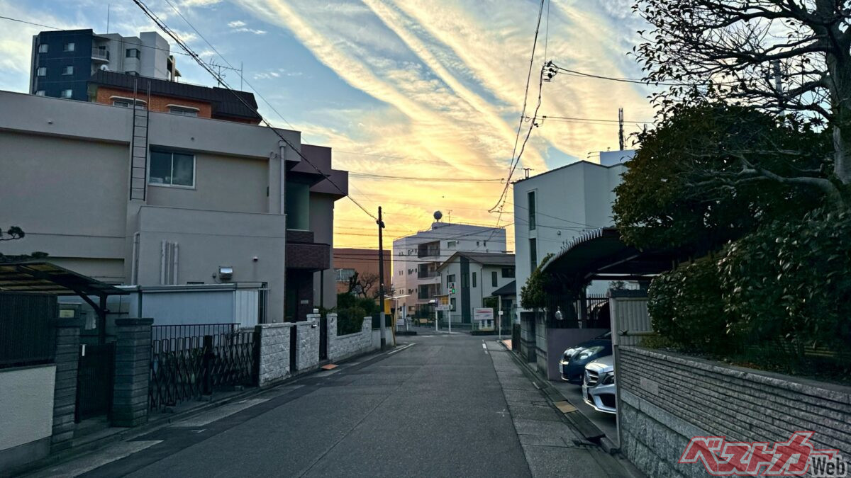 全国の生活道路を個別の速度規制だけでカバーすることは難しい。歩行者や自転車の交通事故被害を減らすため、法定速度そのものが見直された（PHOTO：Adobe Stock_Elias Kelly）