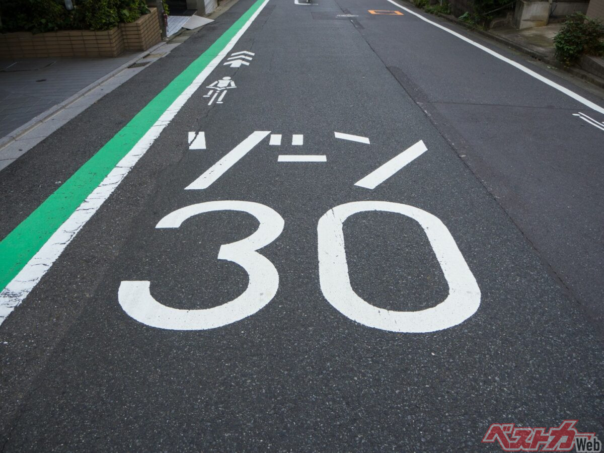 一定の区域内を最高速度30km/hに規制する「ゾーン30」。路面表示などによって、ドライバーへ規制区域であることを知らせている（PHOTO：Adobe Stock_Hassyoudo）