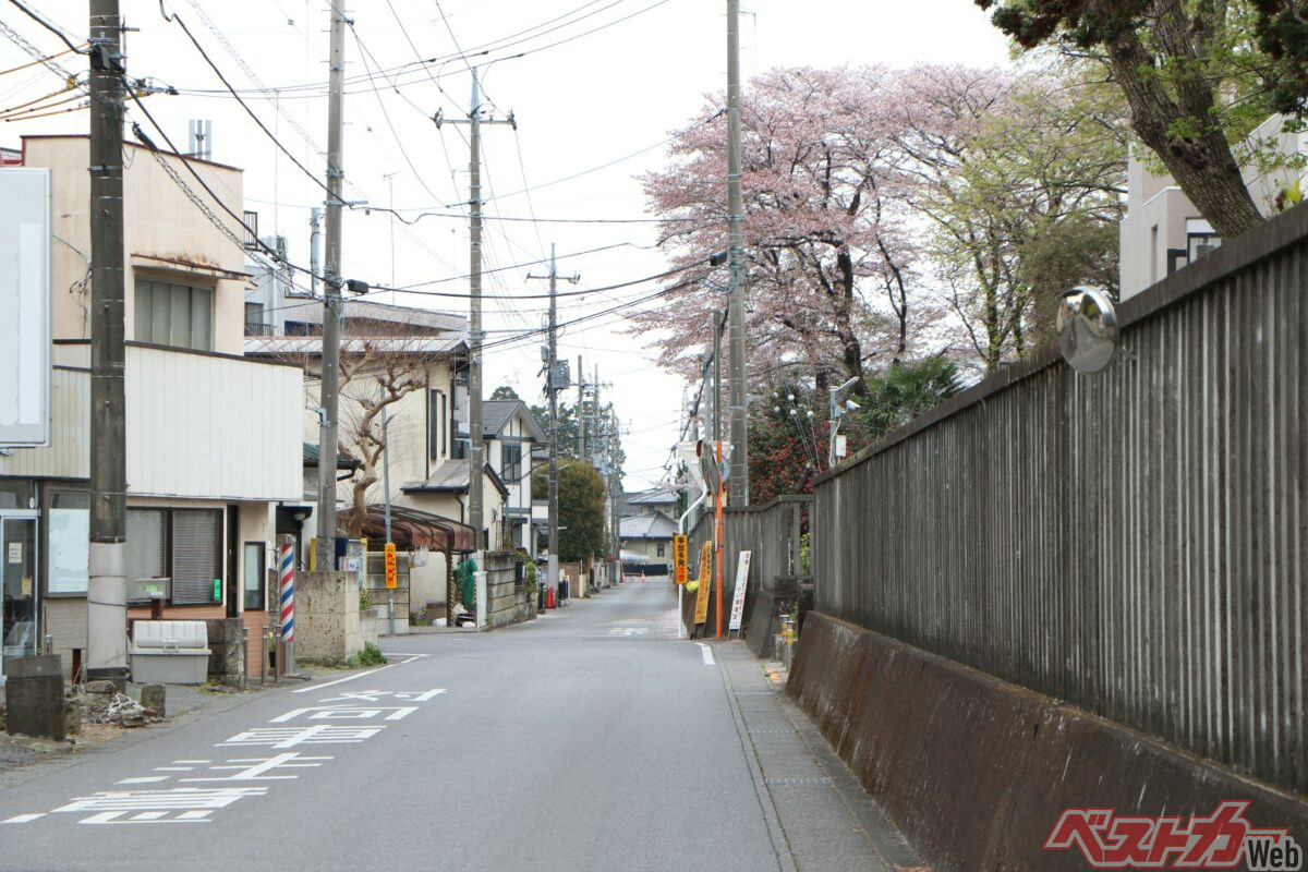 最高速度の指定がなく、中央線や車両通行帯、往復方向を分離する構造もない一般道路では、法定速度が30km/hとなる（PHOTO：Adobe Stock_石井雅夫）