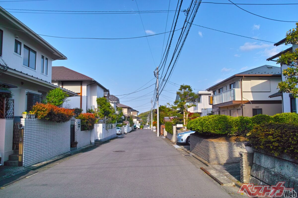 2026年9月1日から道路交通法施行令第11条が改正され、標識などによる速度指定がない一般道路の法定速度が、道路の構造によって区分されるようになった（PHOTO：Adobe Stock_7maru）