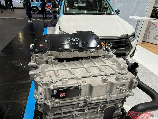 ハイラックスFCに搭載される第3世代FCユニットは110kW（150ps）で、航続距離400km超、最大2.5トンのけん引能力を与える