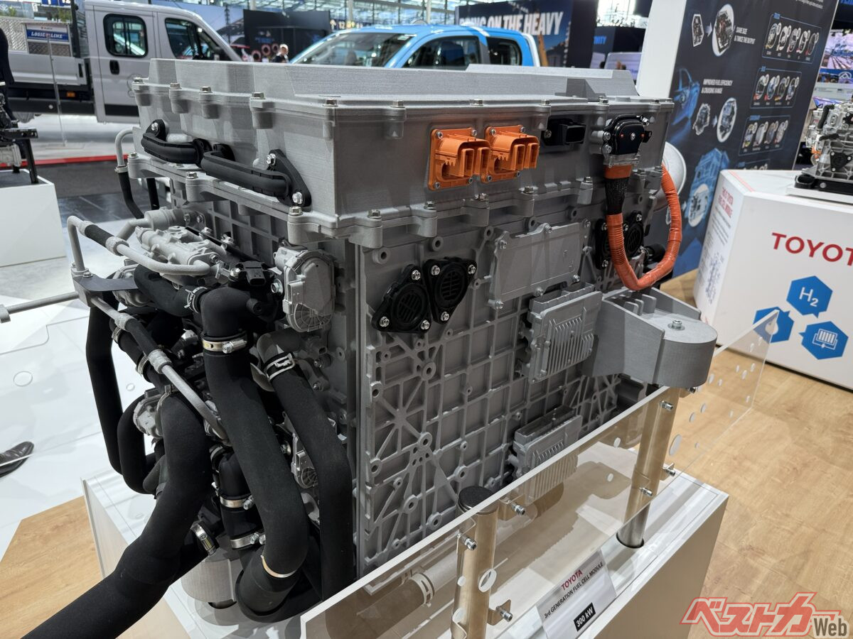 トヨタの第3世代燃料電池はディーゼルエンジン同等の耐久性能とメンテナンスフリーを実現。燃費性能の向上により航続距離で約20％向上を実現する