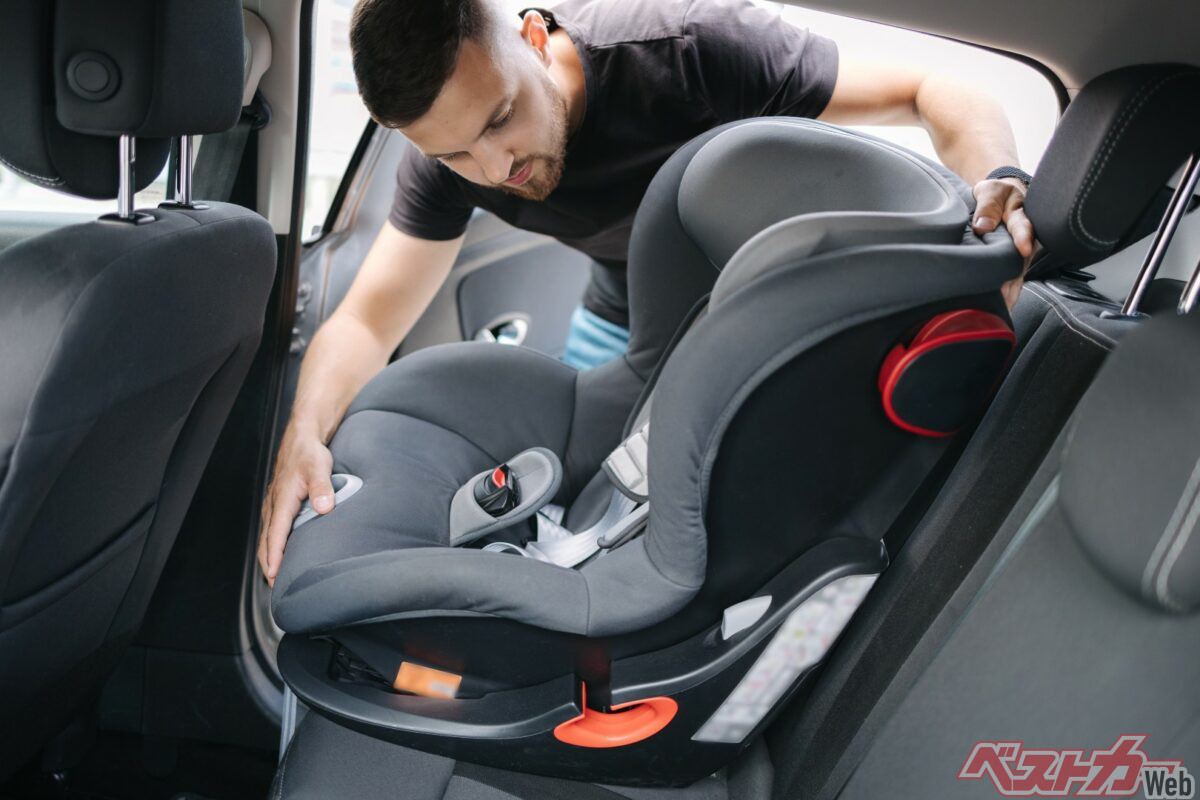 チャイルドシートは、子どもの体格に合った製品を選ぶだけでなく、車両への取り付けやハーネスの締め付けも正しく行う必要がある(PHOTO:Adobe Stock_Aleksandr)