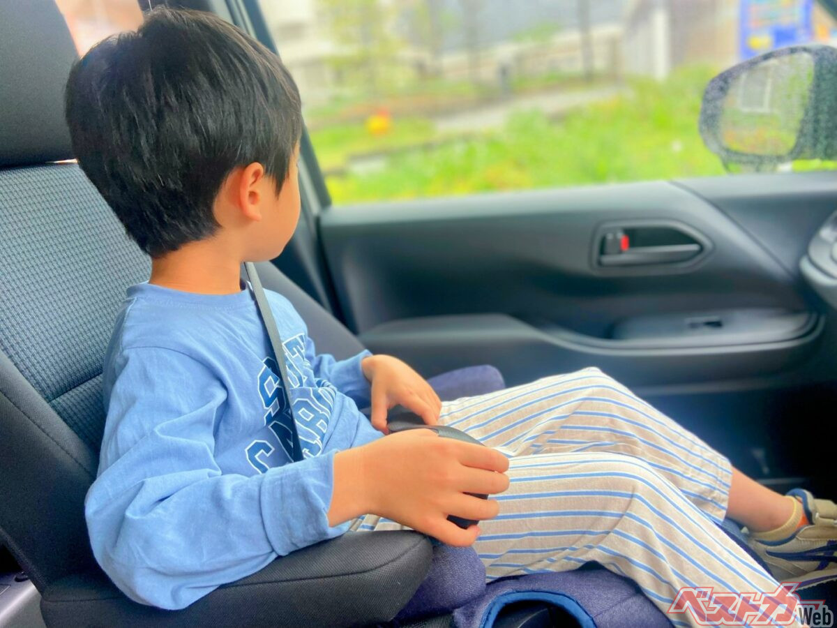 チャイルドシートの使用義務は6歳未満まで。ただし、6歳になれば車両のシートベルトだけで安全に身体を支えられるとは限らない(PHOTO:写真AC_MST052607)