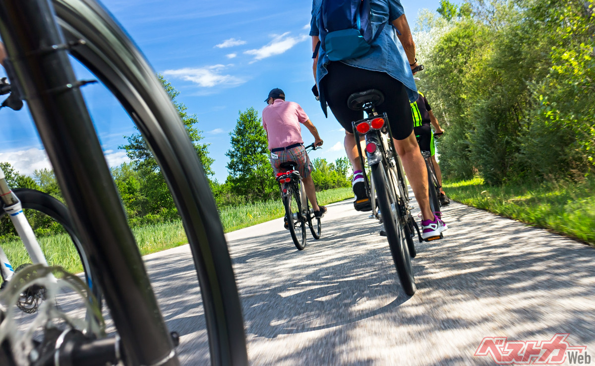 普段使いや自転車に乗つている時に使えるのも強み。サングラスのズレを防ぐ「ノンスリップラバー」が付くなど日本製らしい繊細さがある