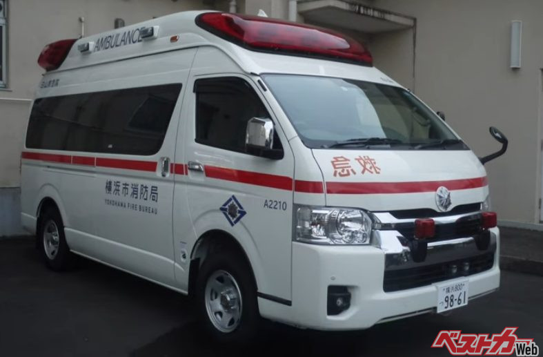 救急車のボンネットには救急の鏡文字が。出典:横浜市消防局