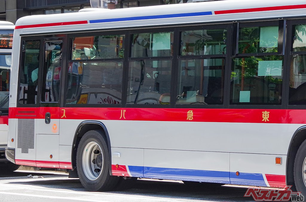 東急バスは、車体左側は「東急バス」となっているが、車体右側は「スバ急東」