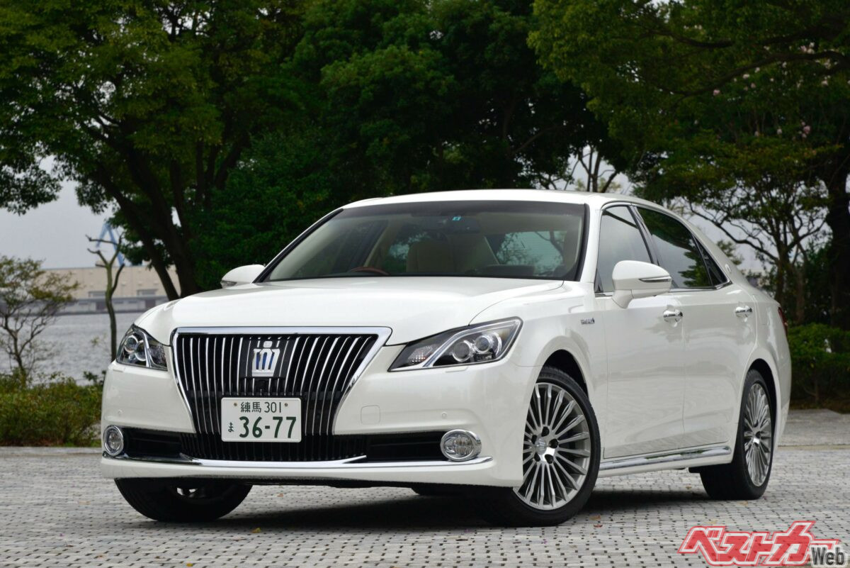 マジェスタのみ、ベースのクラウンから遅れて、2013年9月に発売開始した6代目マジェスタ。14代目モデルの最上級グレードという位置付けで、基本性能を高め、さまざまな先進装備が搭載された