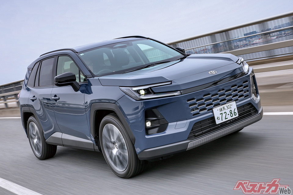 現在の多数派はやはりハイブリッド。主なHEVは、トヨタがアクア、プリウス、カローラクロス、RAV4など。レクサスがIS、LBX、RXなど
