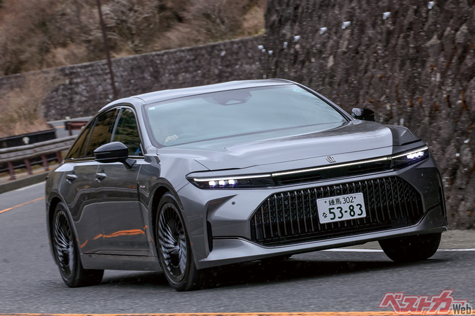 FCEVの乗用車は、MIRAIとクラウンセダンの2車種。ただし商用車にはバスのSORAがある