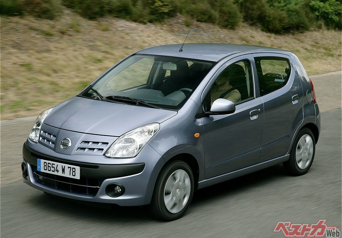 2009年に登場した日産の初代ピクソ。海外向けスズキ アルトのOEMだった