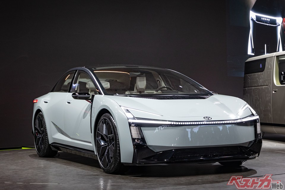 マルチパスウェイの象徴として、2026年内にも姿を見せそうな13代目カローラ。SUV、ワゴン、ピックアップトラック（海外向け）もあるという情報（写真はジャパンモビリティショー2025展示車両）