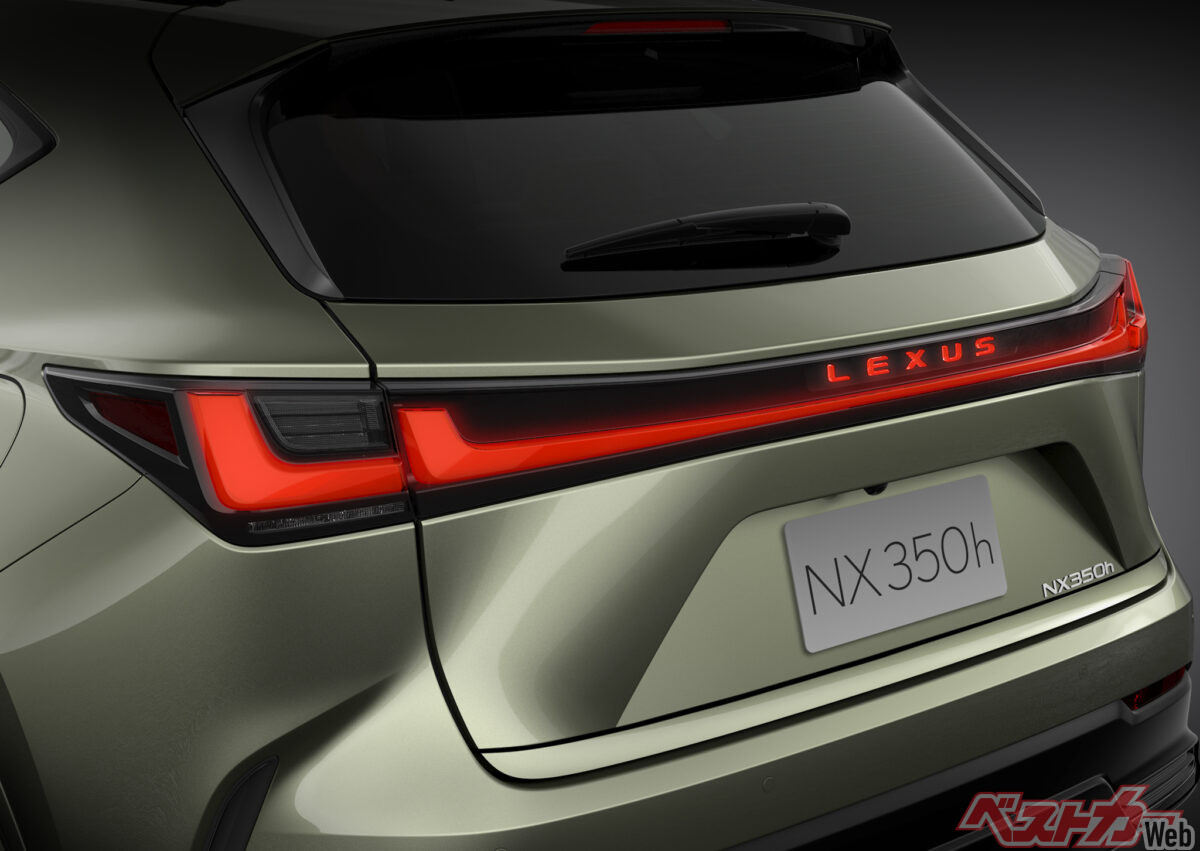 新柄NXのリア。見ての通り「LEXUS」の字まで光るようになっている