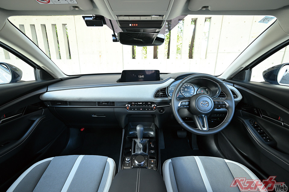 CX-30の大きな魅力のひとつが、上質感のある内装だ。乗員が触れる部分の素材の使い方に、マツダのこだわりが感じられる