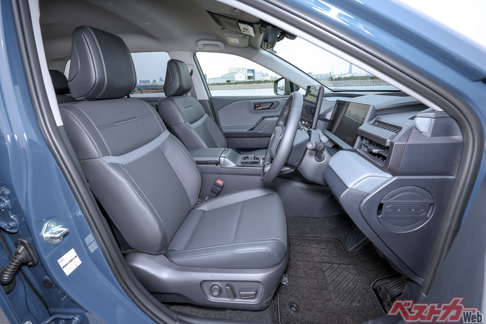 RAV4 Zの前席と内装。Z専用の快適装備がつく
