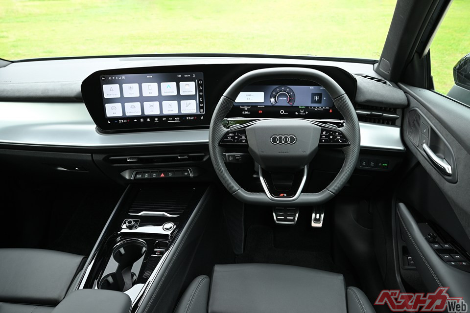 新型アウディ Q3の内装。Sラインパッケージならペダルカバーなどもつき、よりスポーティーかつ上質な雰囲気に
