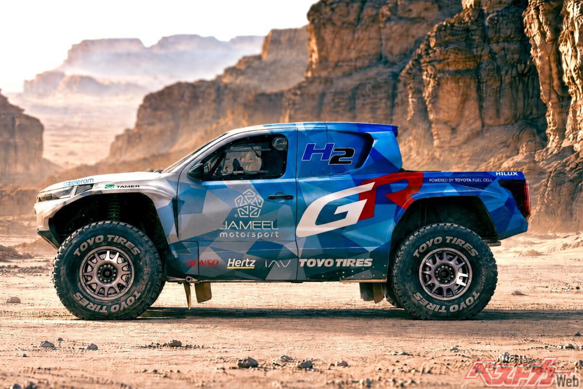ダカールラリーの「ダカールフューチャーミッション1000」に参戦するDKR GR FC ハイラックス。タイヤにはしっかり「TOYO TIRES」のロゴが！