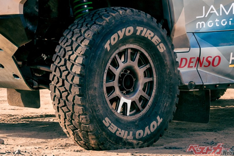 既製品の「OPEN COUNTRY M/T-R」とはブロックパターンも異なっており、特別仕様であることがわかる
