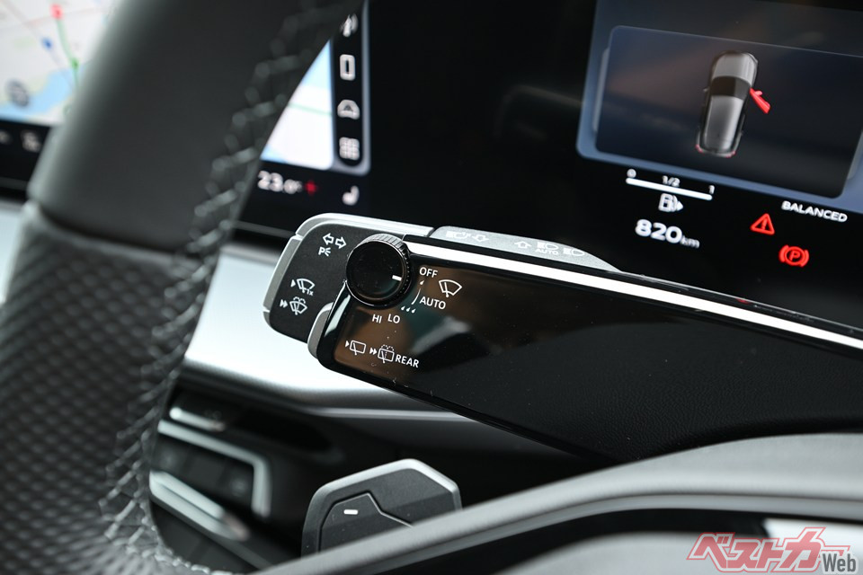 新型アウディ Q3のステアリングコラムレバーの左側。普遍的なレイアウト・使用法とはいえず、慣れるのにはなかなか苦戦するかもしれない