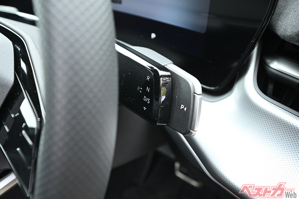 新型アウディ Q3のステアリングコラムレバーの右側。シフトセレクターの役割をしてくれる