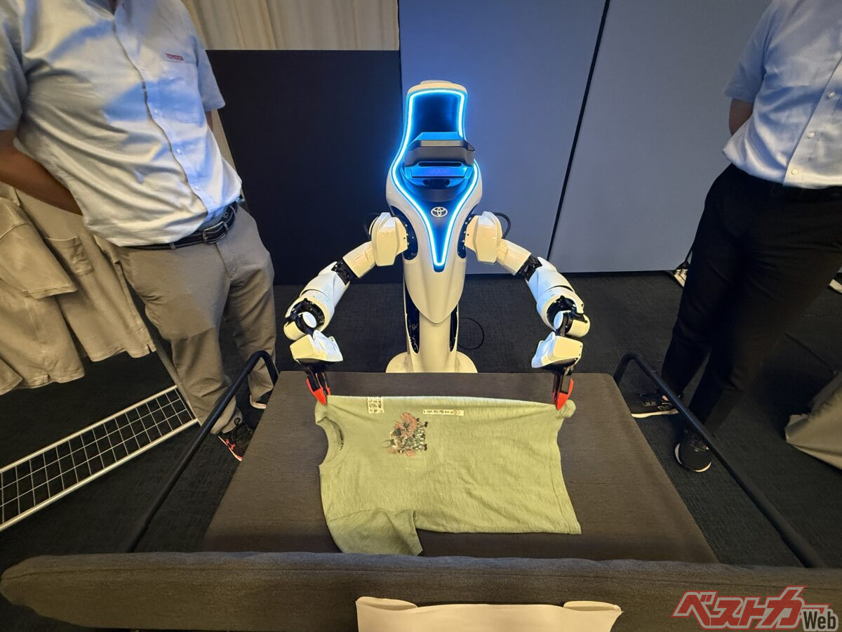 Tシャツを畳むロボット。約2週間で動作を学習し、きれいに畳めるようになった