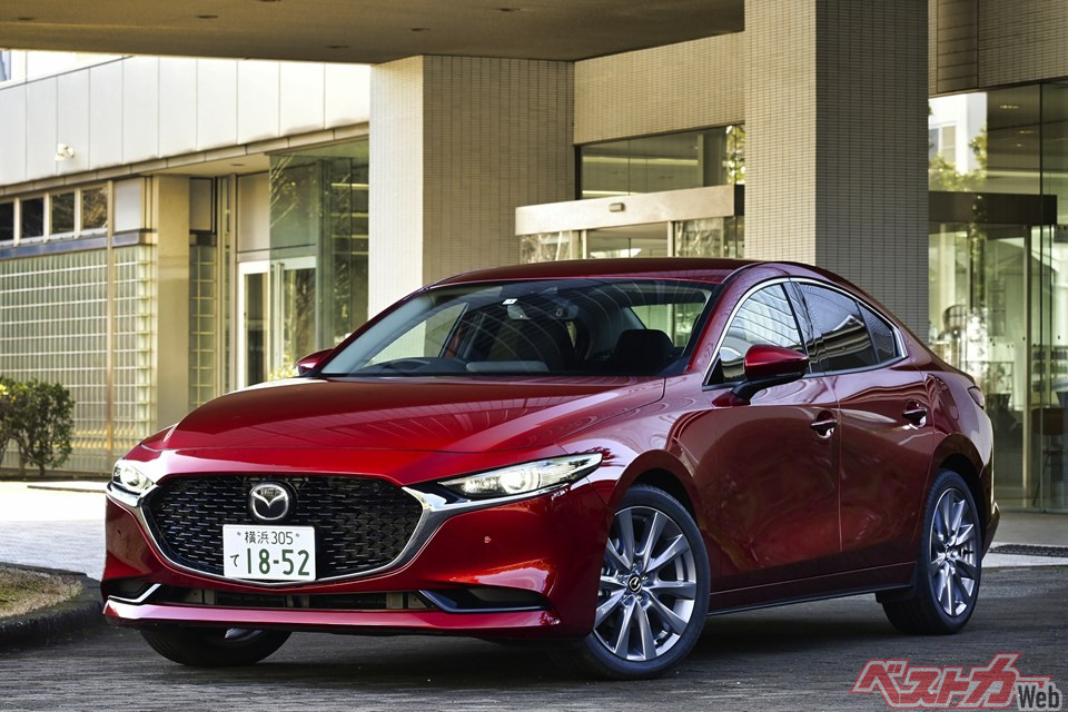 マツダ3セダン。2026年時点では20Sと25Lの2グレードのみ