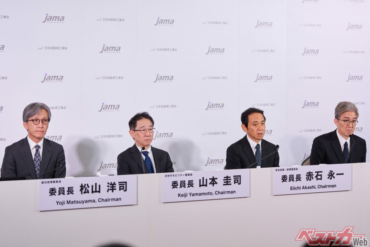 自工会理事会の下部組織として、各委員会が設置され、それぞれの委員長が具体案を詰めていく。(左から)総合政策委員会 委員⻑ 松⼭ 洋司(トヨタ)、次世代モビリティ委員会 委員⻑ ⼭本 圭司(トヨタ)、安全技術・政策委員会 委員⻑ ⾚⽯ 永⼀(⽇産)、安全技術・政策委員会 副委員⻑ ⽫⽥ 明弘(トヨタ)。バリバリのエンジニアや部門の責任者を務めるメンバーも入っており、この取り組みが「本気だ」ということが分かる