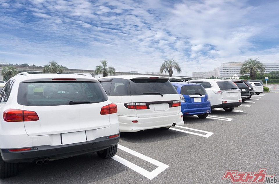 駐車場ではドアパパンチも頻発。そのまま逃げる人も多い。逃げれば犯罪となる
